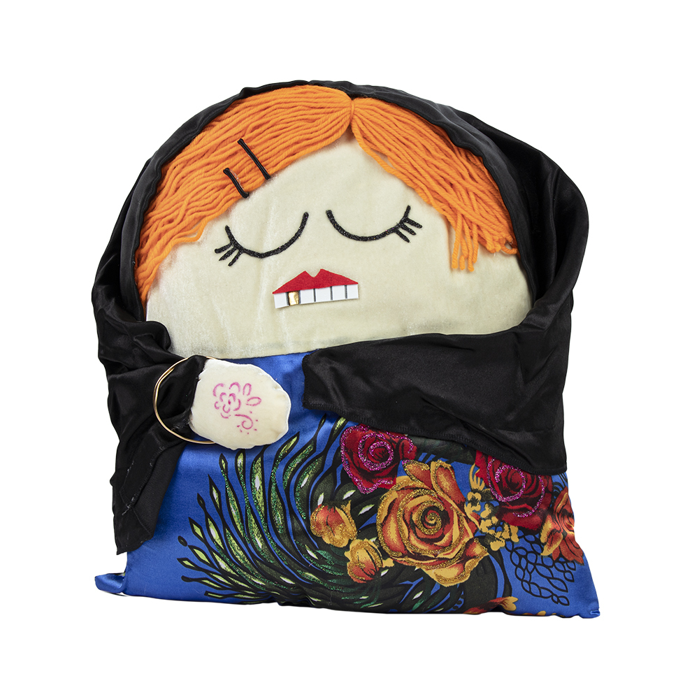 وسادة ديكور بتصميم تراثي محشوة على شكل بنت بشعر برتقالي وسن ذهبية