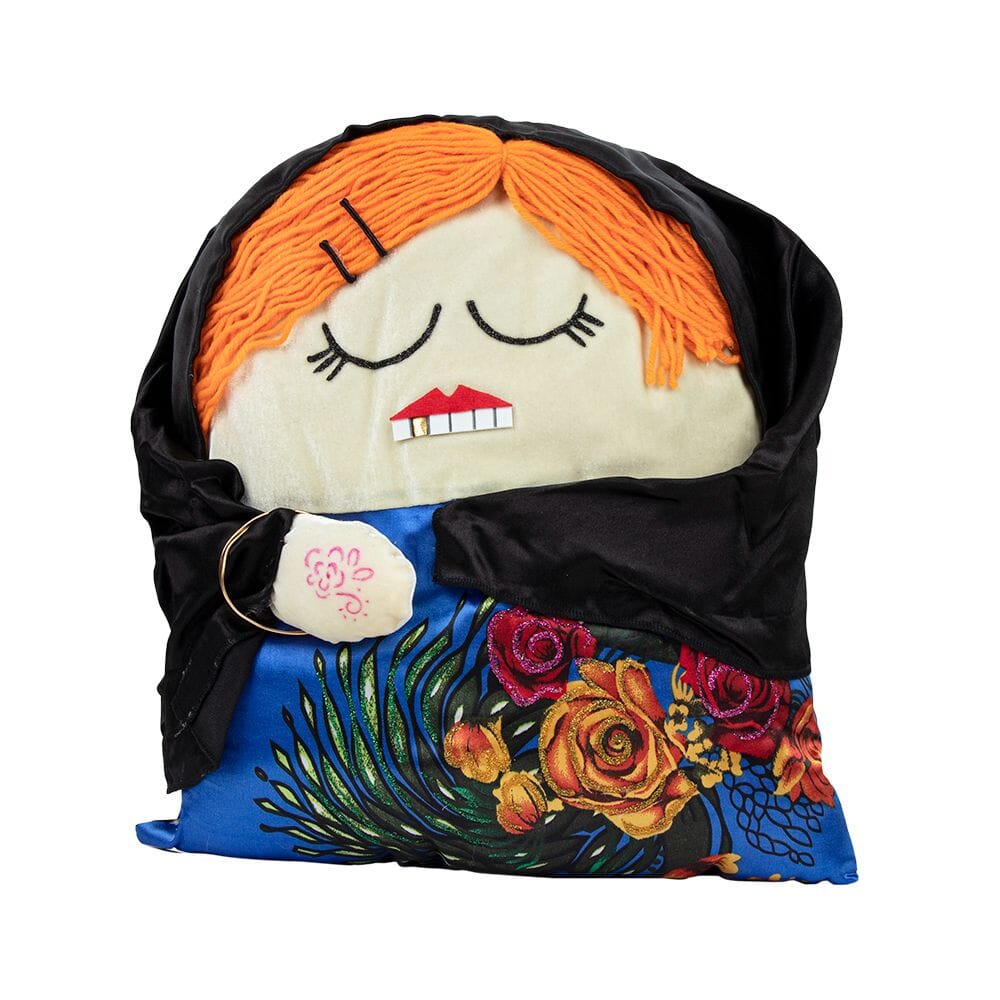 وسادة ديكور بتصميم تراثي محشوة على شكل بنت بشعر برتقالي وسن ذهبية