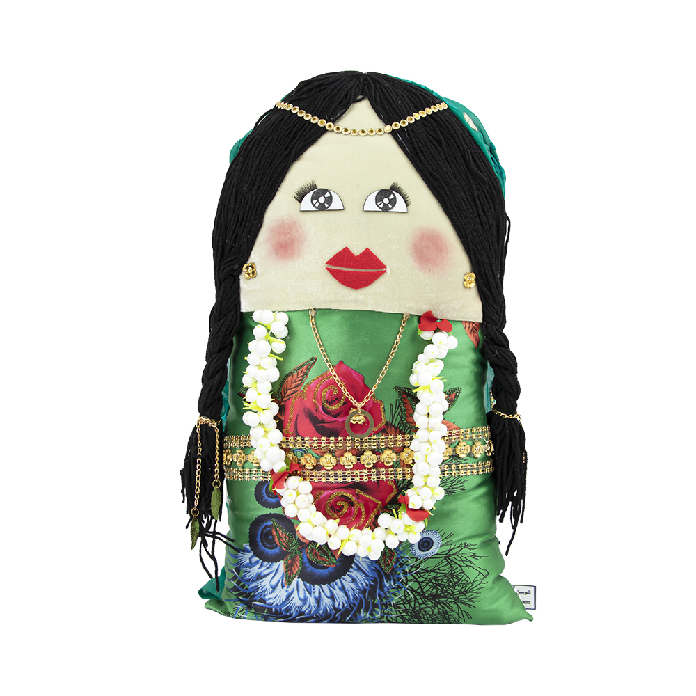 وسادة ديكور بتصميم تراثي محشوة على شكل بنت بلبس لحجي مزينة بفل