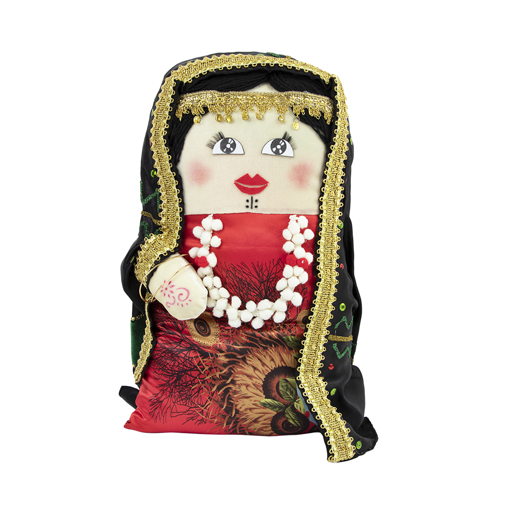 وسادة ديكور بتصميم تراثي محشوة على شكل بنت بلبس البدوي مزينة بفل