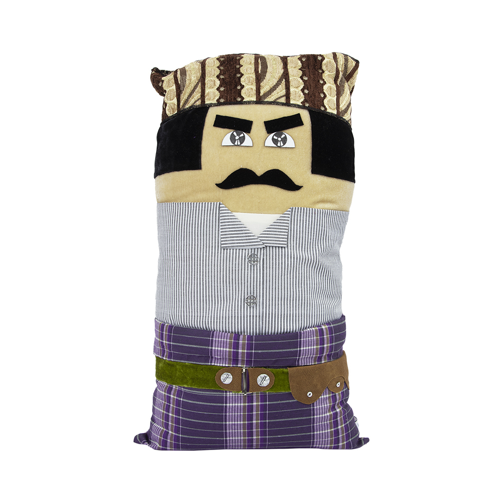 وسادة ديكور بتصميم تراثي محشوة على شكل رجل بلبس الحضرمي