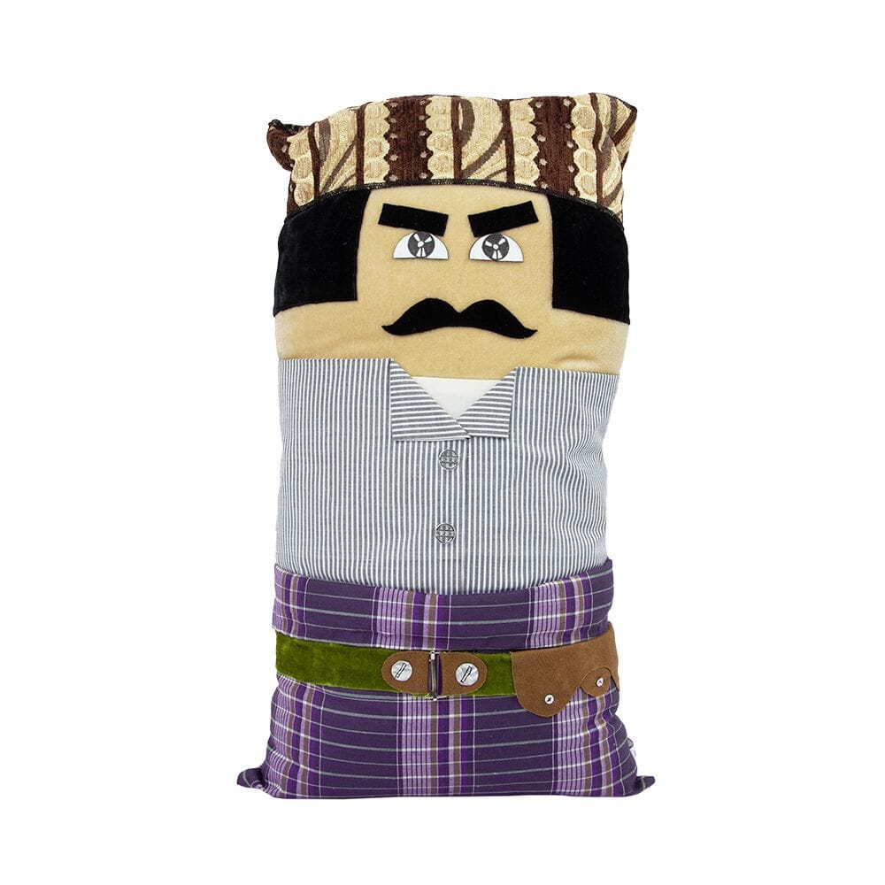 وسادة ديكور بتصميم تراثي محشوة على شكل رجل بلبس الحضرمي