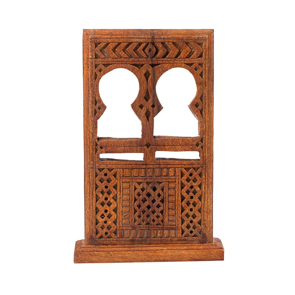 مجسم خشبي تراثي لشبام حضرموت بنقشات محفورة على شكل روشن