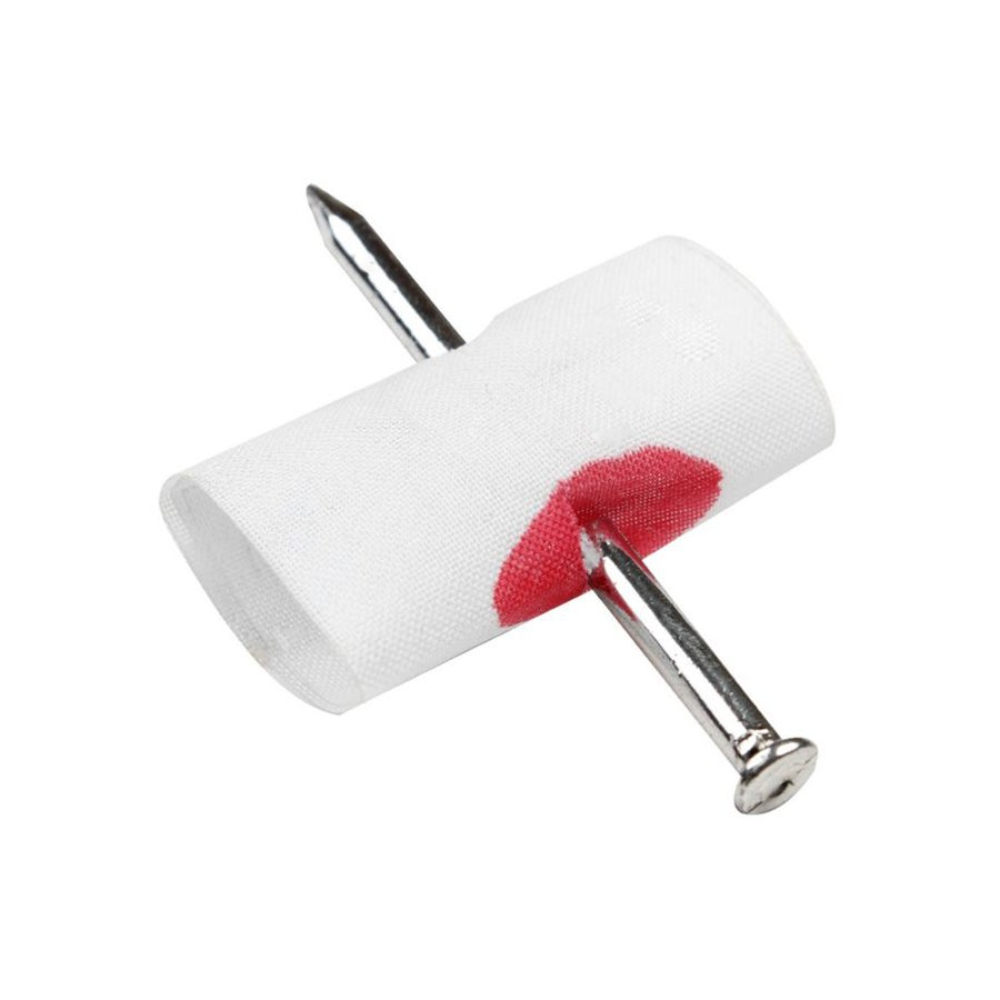 توز لعبة خداع بتصميم مسمار يمر عبر الإصبع