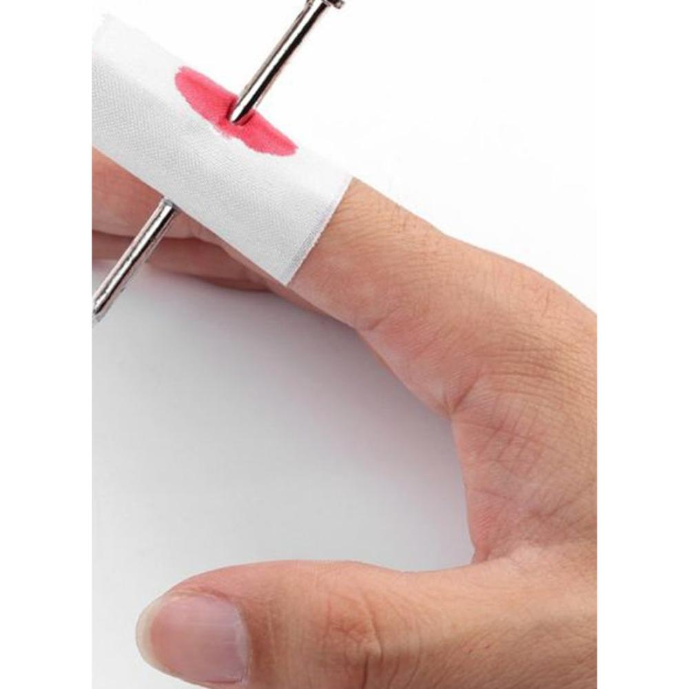 توز لعبة خداع بتصميم مسمار يمر عبر الإصبع