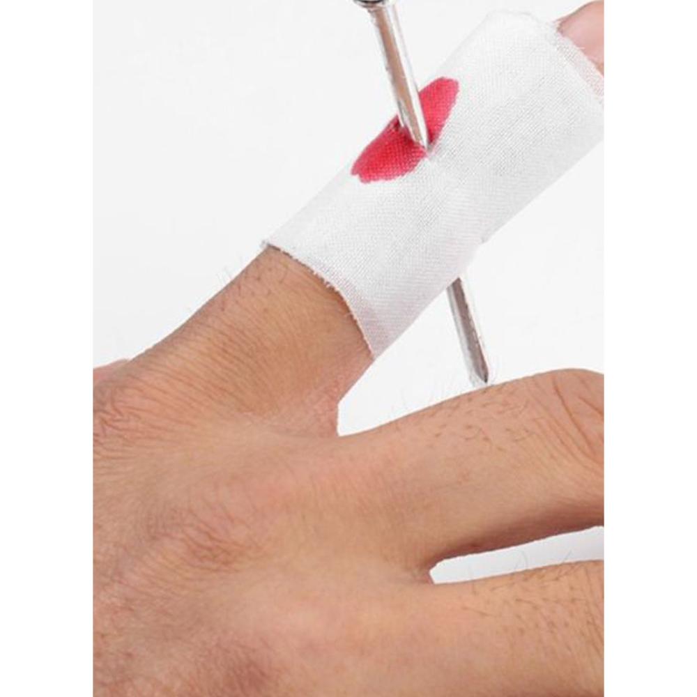 توز لعبة خداع بتصميم مسمار يمر عبر الإصبع