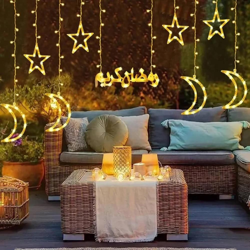 إضاءة  دافئة نجوم وهلال وعبارة "رمضان كريم