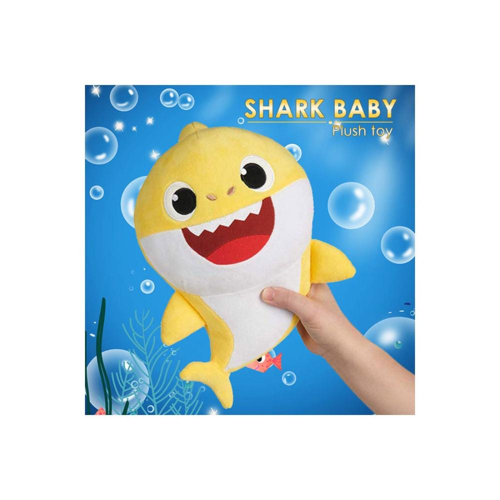 دمية محشوة على شكل سمكة قرش صغيرة