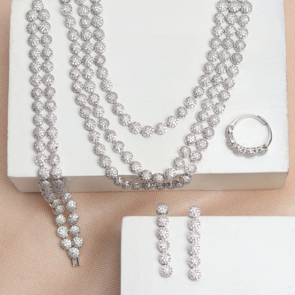 طقم زركون فضي بشكل دوائر