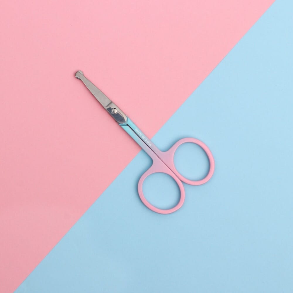 مقص لتقصير شعر الأنف