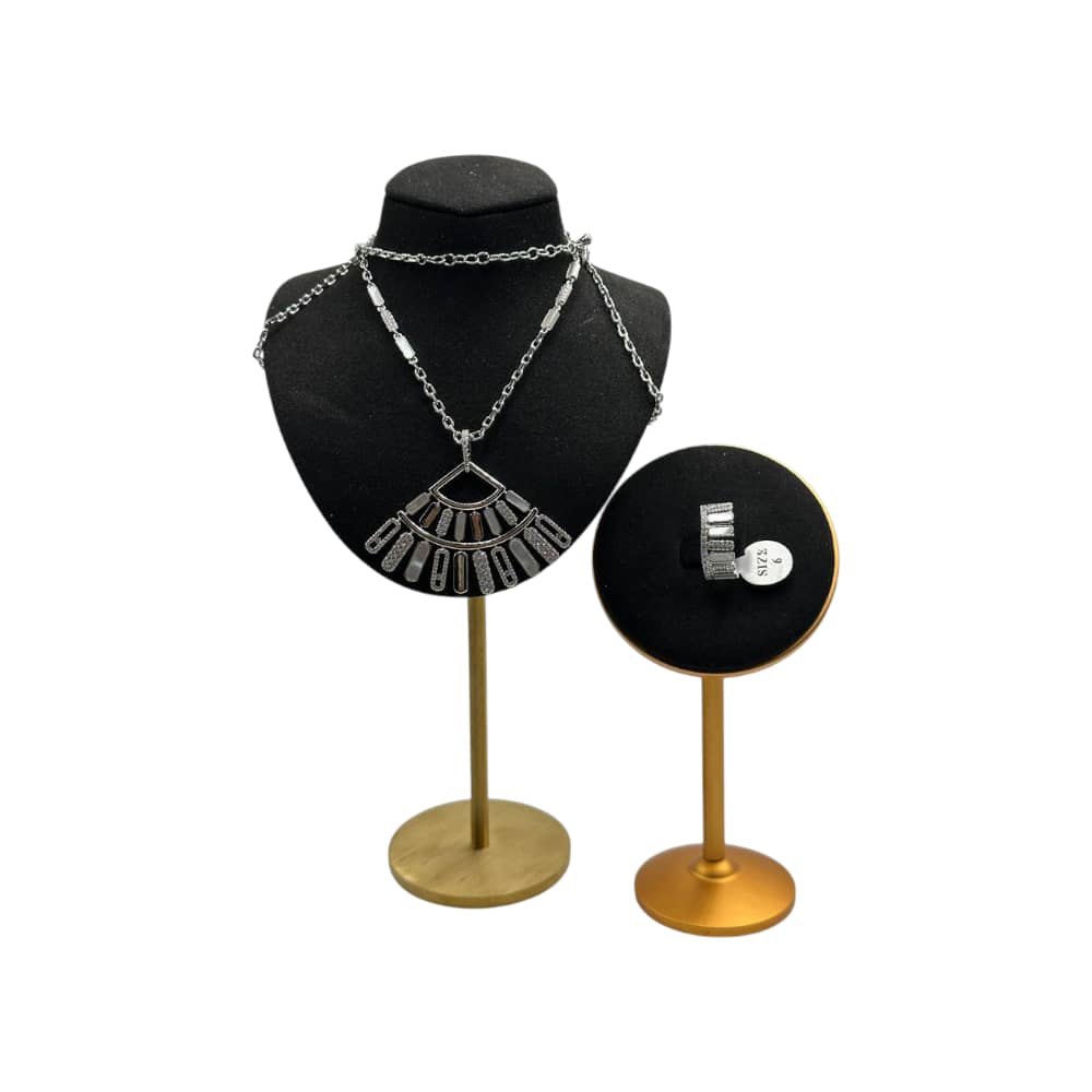 طقم عقد وخاتم زيركون بتصميم هندسي أنيق باللون الفضي مع تفاصيل لامعة