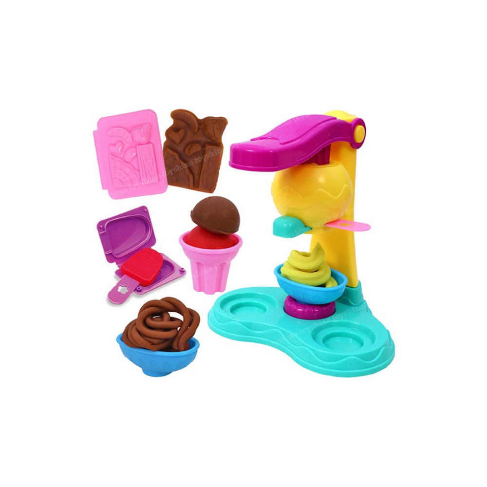 ماكينة صناعة مثلجات مع أدوات مطبخ