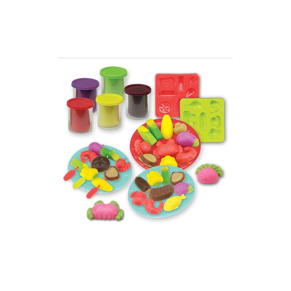 ماكينة صناعة مثلجات مع أدوات مطبخ