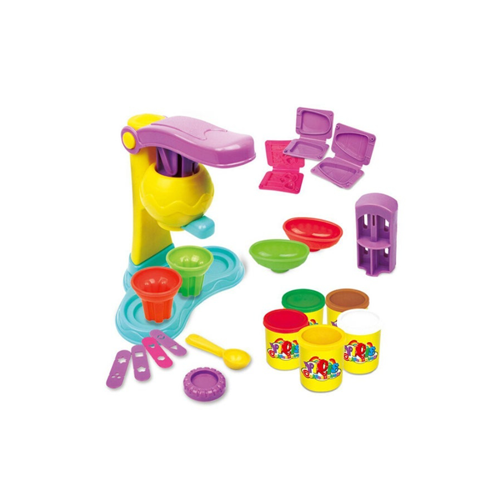 ماكينة صناعة مثلجات مع أدوات مطبخ