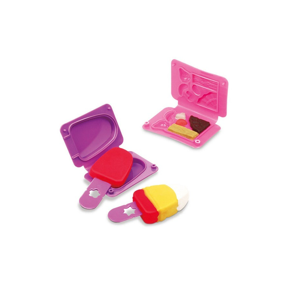 ماكينة صناعة مثلجات مع أدوات مطبخ