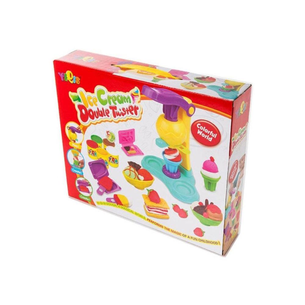 ماكينة صناعة مثلجات مع أدوات مطبخ