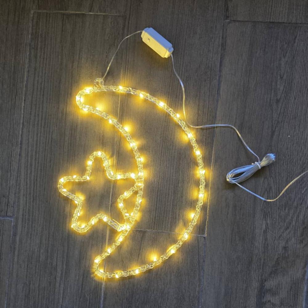 زينة رمضانية مضيئة بشكل هلال ونجمة